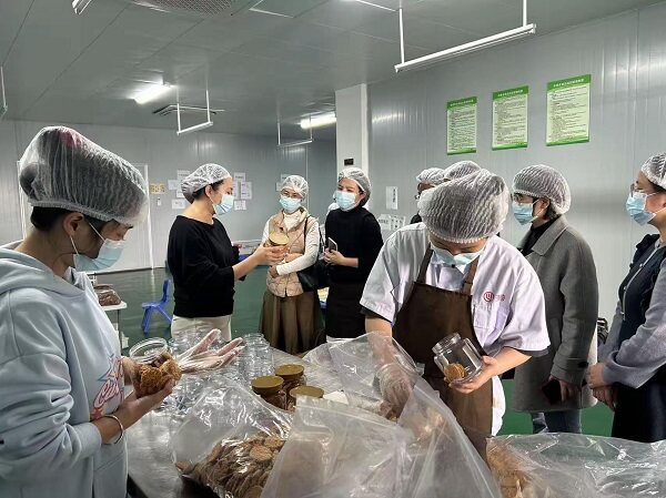 秀英街道“点对点”服务助企业焕发新活力(陈创淼 摄) 秀英街道“点对点”服务助企业焕发新活力(陈创淼 摄)