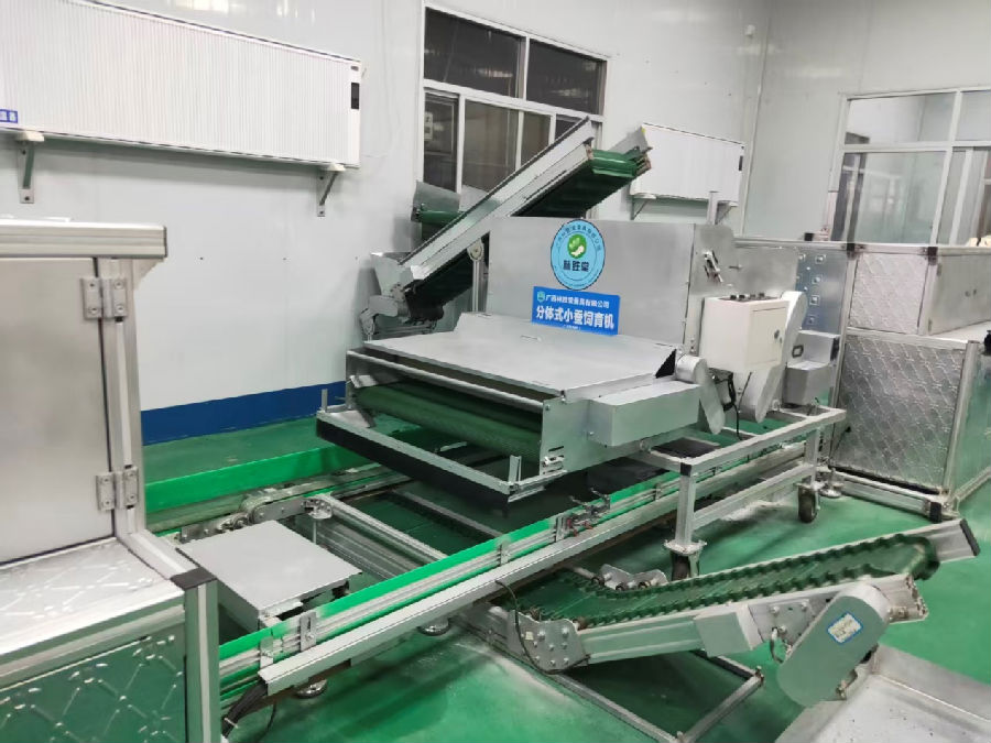 分体式小蚕饲养机实物(韩睿琦 摄) 分体式小蚕饲养机实物(韩睿琦 摄)