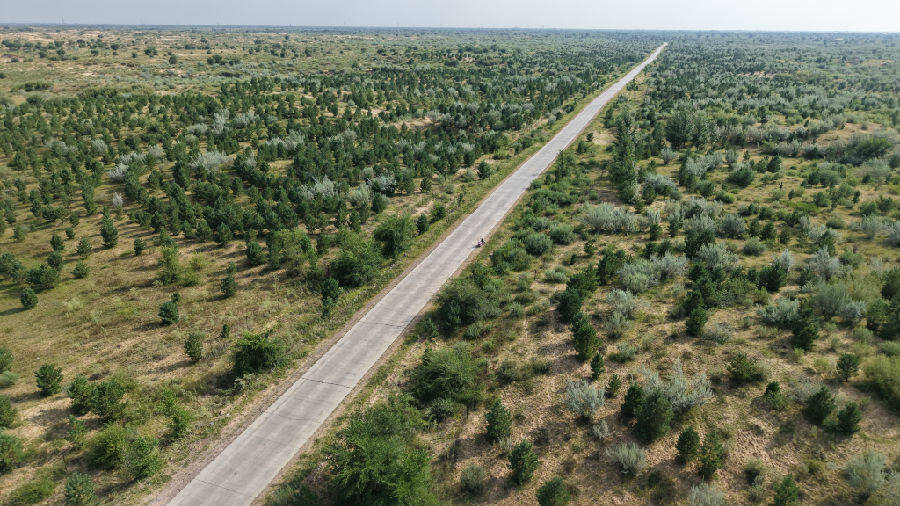 穿沙公路(孟来 摄) 穿沙公路(孟来 摄)