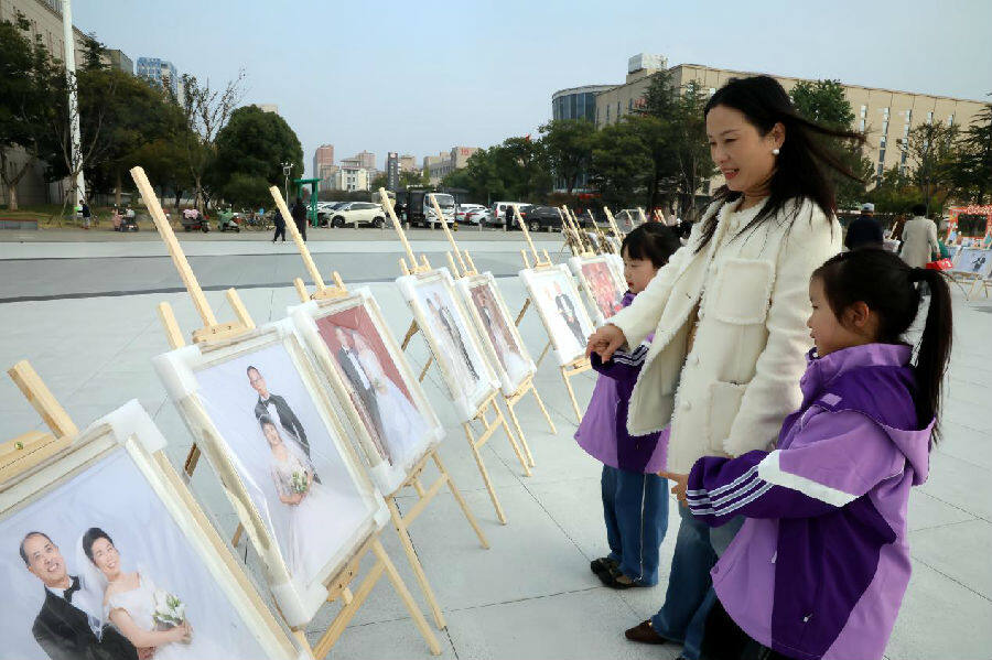 市民群众欣赏老年婚纱摄影展(张南宁 摄) 市民群众欣赏老年婚纱摄影展(张南宁 摄)