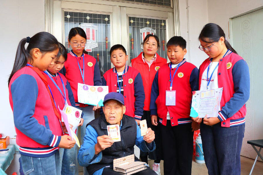 孩子们围着老兵聆听英雄故事(张南宁 摄) 孩子们围着老兵聆听英雄故事(张南宁 摄)