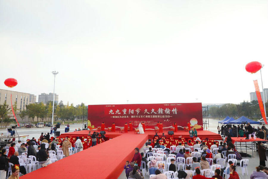 “九九重阳节·久久赣榆情”文艺汇演现场(张南宁 摄) “九九重阳节·久久赣榆情”文艺汇演现场(张南宁 摄)