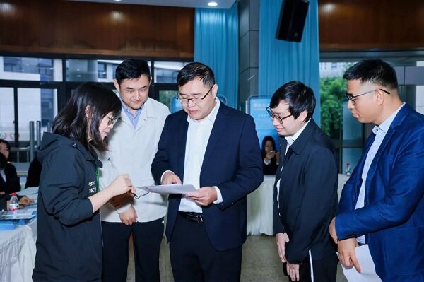 王剑(中)率临高招才团队奔赴浙江杭州参加校招活动(王华 摄) 王剑(中)率临高招才团队奔赴浙江杭州参加校招活动(王华 摄)