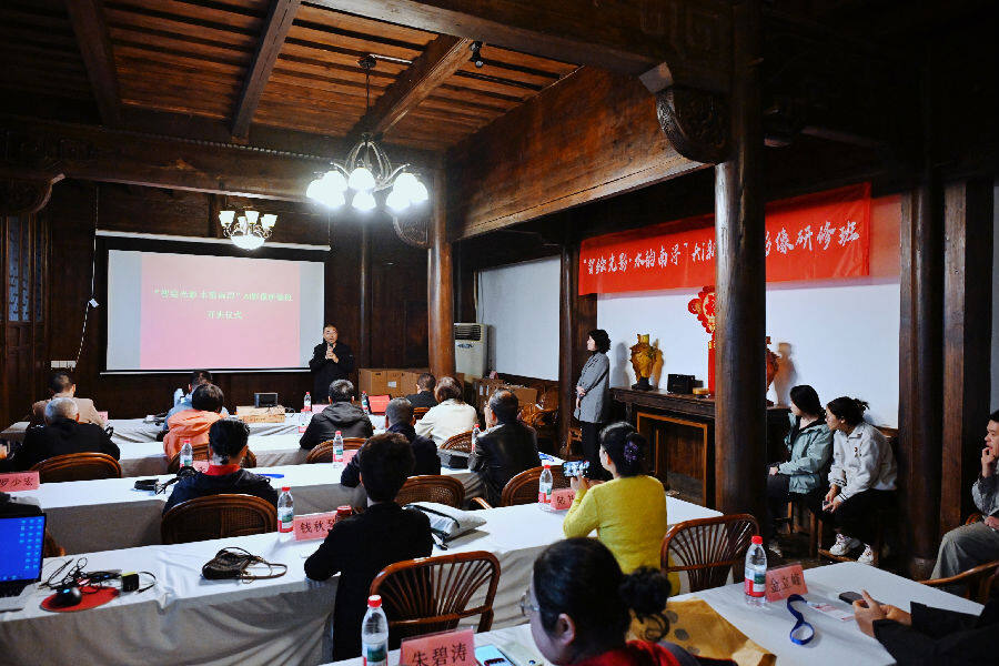 中国摄影家协会副主席王琛给学员开班授课(陈志斌 摄) 中国摄影家协会副主席王琛给学员开班授课(陈志斌 摄)