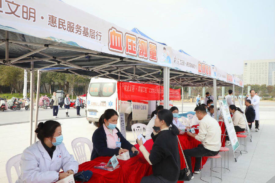 惠民服务基层行活动为群众进行健康义诊(张南宁 摄) 惠民服务基层行活动为群众进行健康义诊(张南宁 摄)