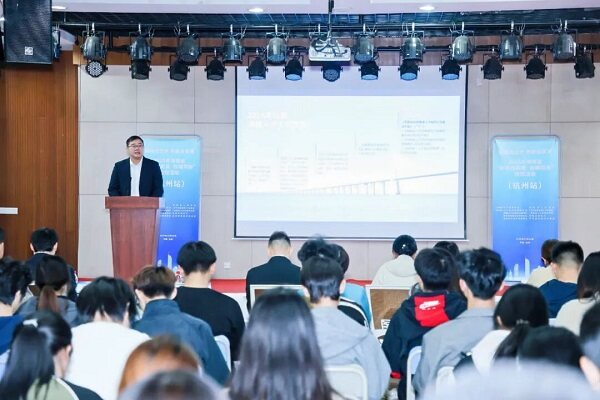 王剑进行“海南省政策+临高县情”推介(王华 摄) 王剑进行“海南省政策+临高县情”推介(王华 摄)