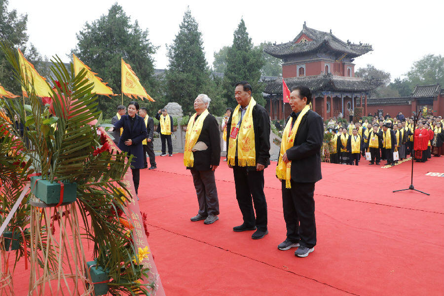 参加恭祭伏羲大典的代表们向太昊伏羲敬献花篮(王占军 摄) 参加恭祭伏羲大典的代表们向太昊伏羲敬献花篮(王占军 摄)