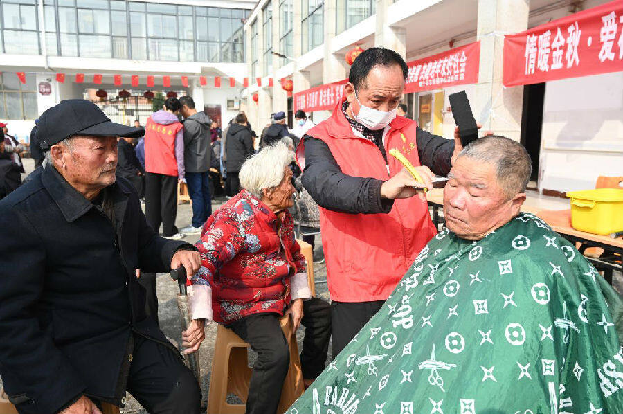 志愿者为老人理发(冯威 摄) 志愿者为老人理发(冯威 摄)