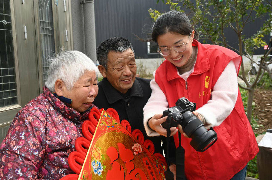 志愿者为老年人免费摄影(冯威 摄) 志愿者为老年人免费摄影(冯威 摄)