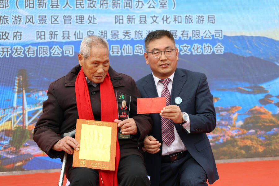 王智墨为百岁老人蔡定炉颁奖(石欢 摄) 王智墨为百岁老人蔡定炉颁奖(石欢 摄)