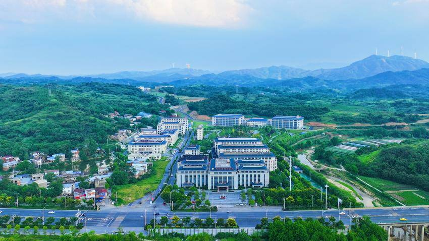 大悟县中医院鸟瞰图(易荣波 摄) 大悟县中医院鸟瞰图(易荣波 摄)