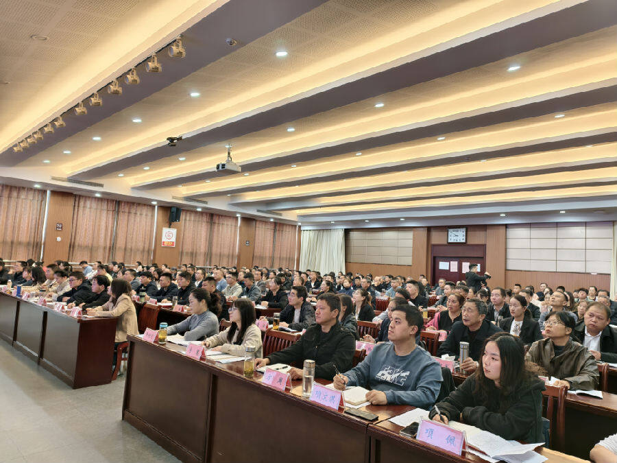 英山县委党校主课堂参训学员认真听课（缪清清 摄）