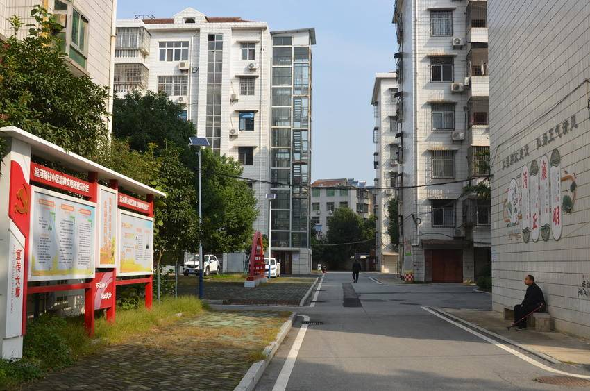 改造后的小区(易荣波 摄) 改造后的小区(易荣波 摄)