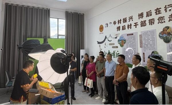 博后村工会助农直播间启用(张震宇 摄)