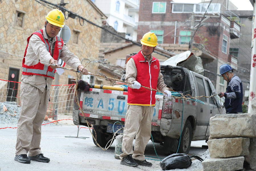 10月28日，国网莆田供电公司应用新型“纳米超双疏防腐绝缘涂料”，对莆田秀屿东峤镇许厝1号配电变压器电缆进行喷涂，进一步增强电缆绝缘性能 （朱清霞 摄）