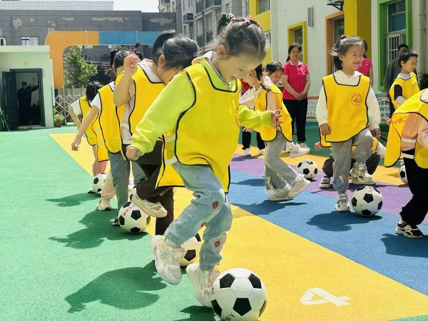 实现学有所教,幼有所育(易荣波 摄) 实现学有所教,幼有所育(易荣波 摄)