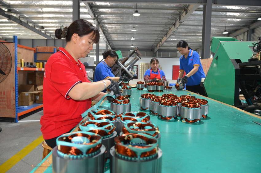 通过培训掌握一技之长(易荣波 摄) 通过培训掌握一技之长(易荣波 摄)