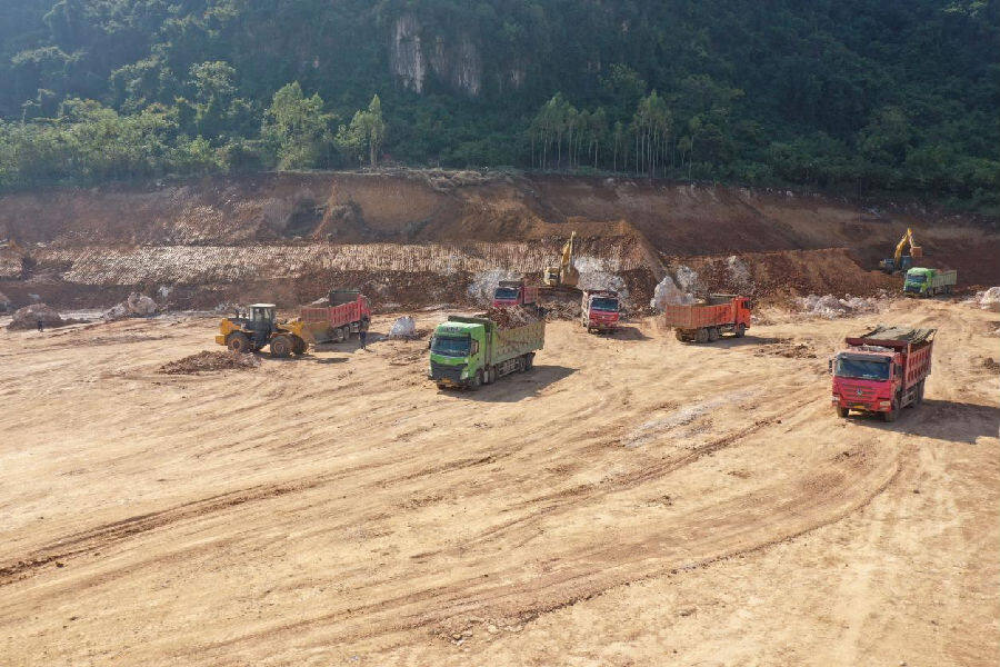 广西佳山新材料有限公司年产30万吨钙基新材料项目的建设现场航拍图。（向国华 摄）