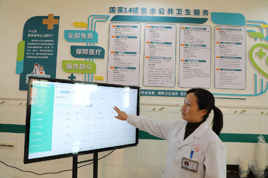 石头咀镇分院公共卫生工作人员操作慢性病管理系统（刘钊海 摄）