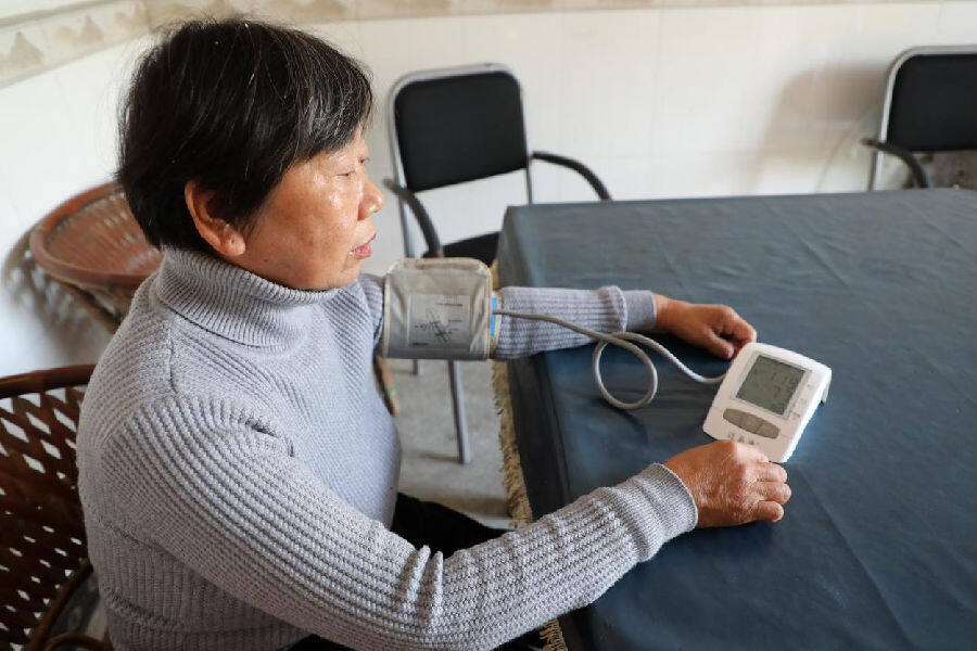 高血压患者用智能血压计测量血压（刘钊海 摄）