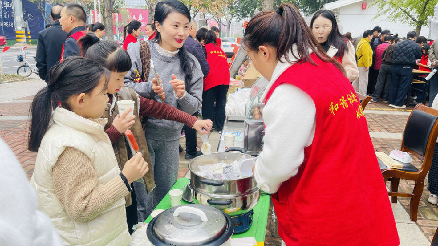 顺河镇重阳节主题市集热闹开市现场（丁雅琦 摄）