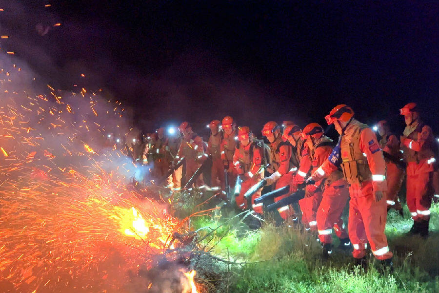 塔河林业局组织开展森林防火夜间拉动演练。(段明琦 摄) 塔河林业局组织开展森林防火夜间拉动演练。(段明琦 摄)