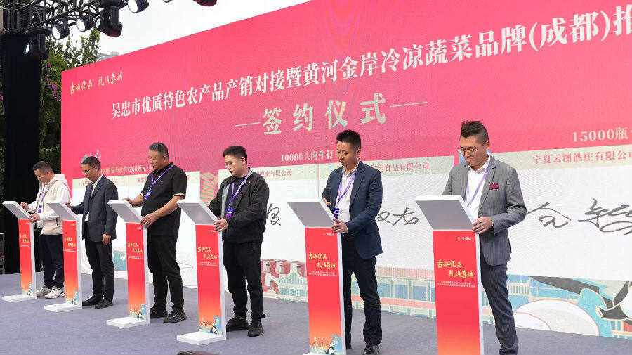 现场签约（李佳林 摄）