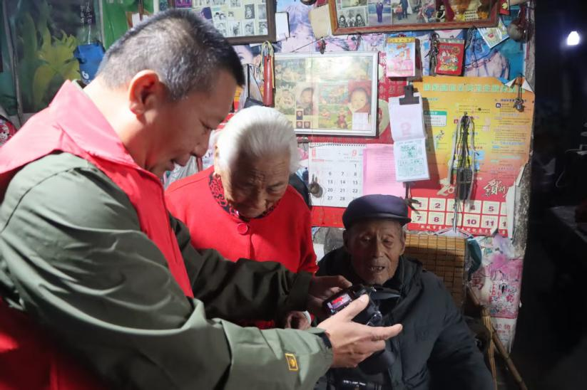 老人镜头里看到了自己的笑脸（朱孟颜 摄）