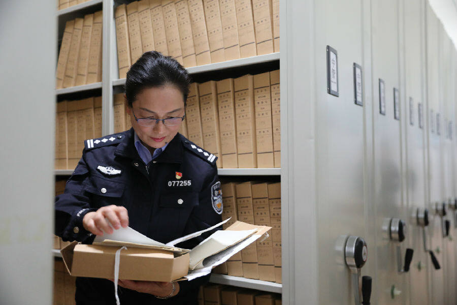 刘秀英在档案室查阅资料。（胡昌清 摄）