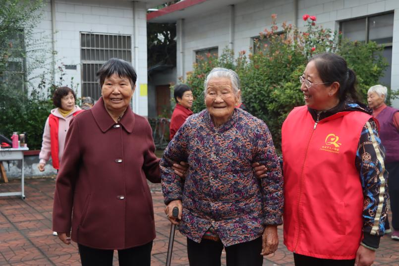 陪着老人合张影（王首魁 摄）