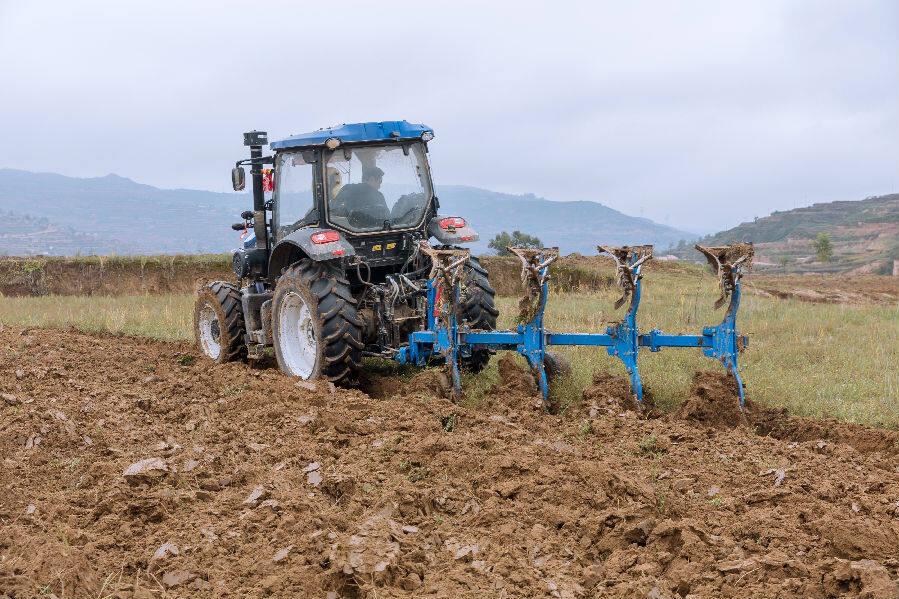 大型机械设备正在翻耕(卢博玲 摄) 大型机械设备正在翻耕(卢博玲 摄)