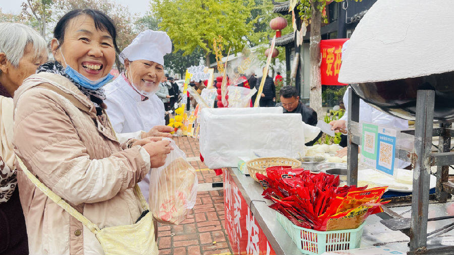 顺河镇重阳节主题市集热闹开市现场（丁雅琦 摄）