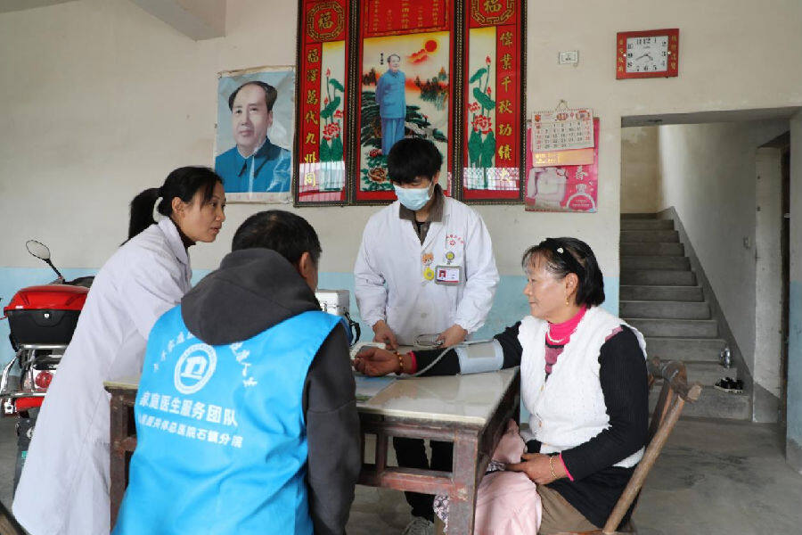 家庭医生服务团队入户随访高血压病患者（刘钊海 摄）