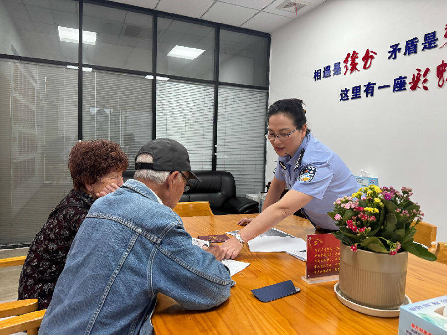 刘秀英接待张碎娟兄妹俩。（郑苏英 摄）