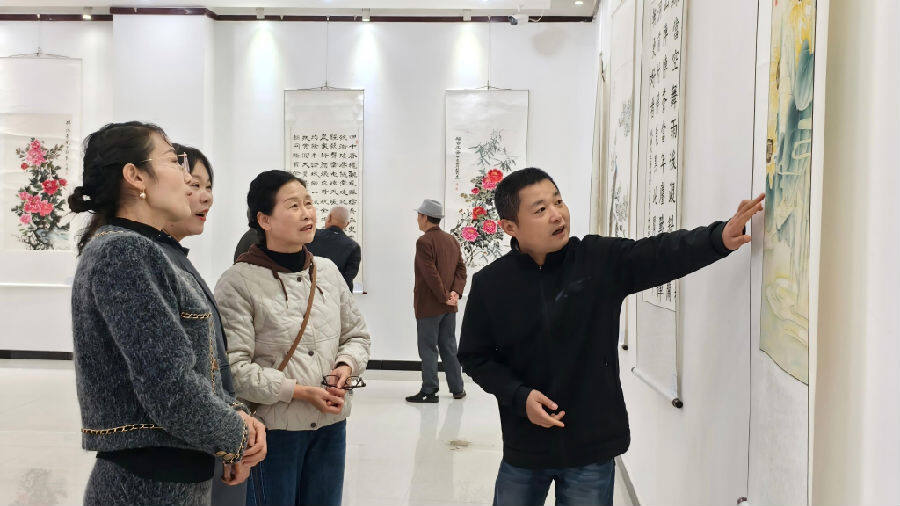 书法爱好者交流作画心得（宋海涛 摄）