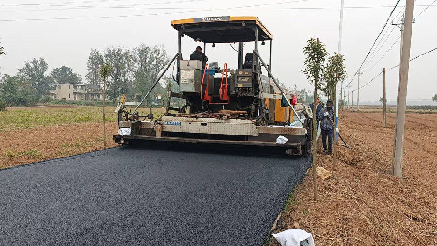 工人正在使用摊铺机把路压实(李游 摄) 工人正在使用摊铺机把路压实(李游 摄)