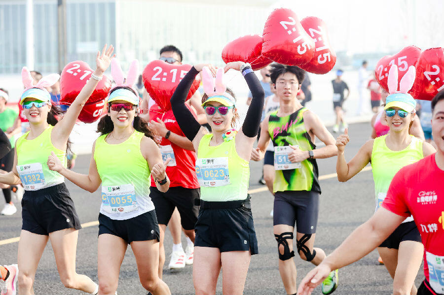 领跑配速员们(肖萱 摄) 领跑配速员们(肖萱 摄)