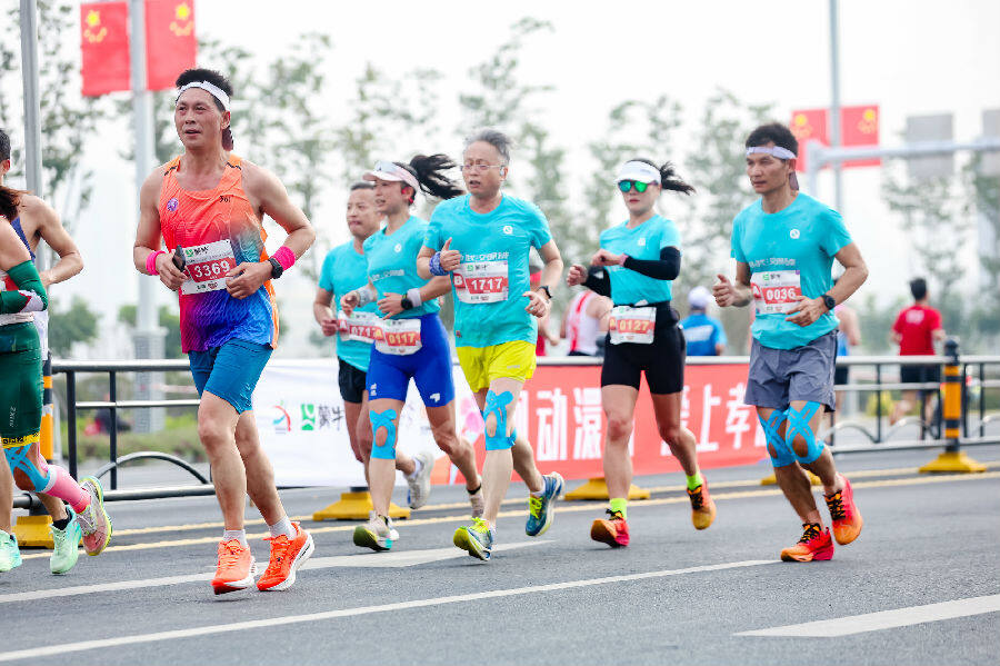 选手奔跑精彩瞬间(肖萱 摄) 选手奔跑精彩瞬间(肖萱 摄)