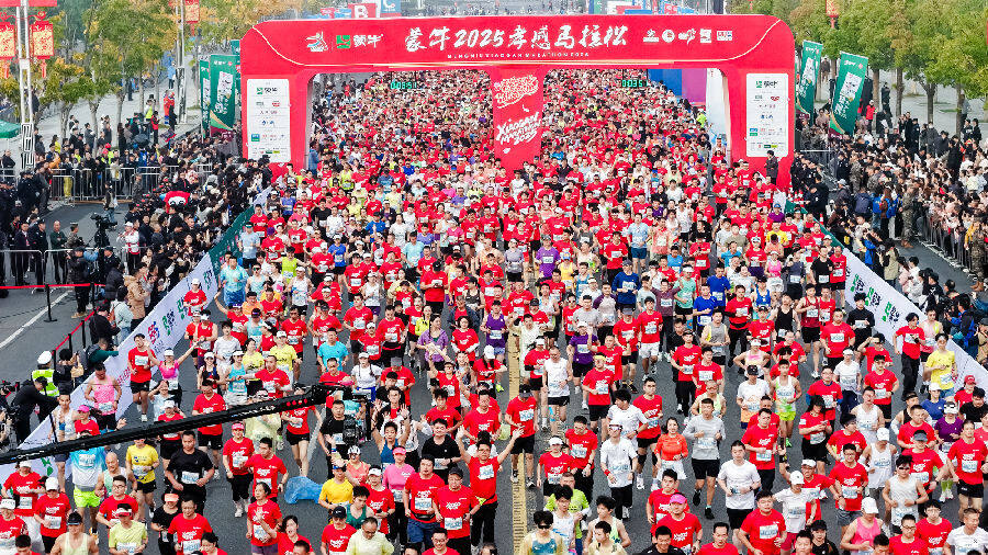 孝感马拉松甜蜜开跑(肖萱 摄) 孝感马拉松甜蜜开跑(肖萱 摄)