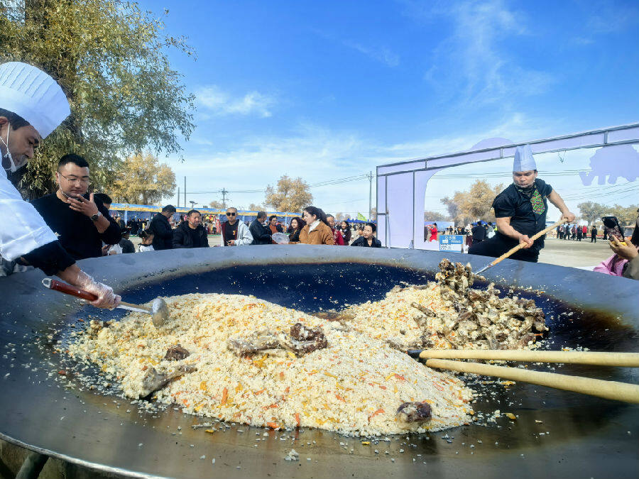 可供千人品尝的新疆特色美食抓饭出锅了(查燕荣 摄) 可供千人品尝的新疆特色美食抓饭出锅了(查燕荣 摄)