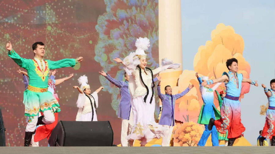 活动现场文艺表演(王水江 摄) 活动现场文艺表演(王水江 摄)