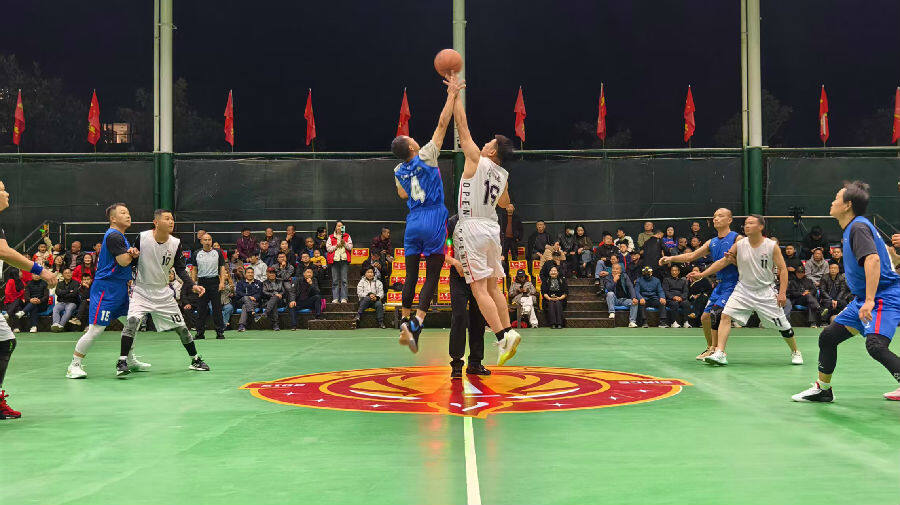 开球精彩瞬间（李梦婷 摄）