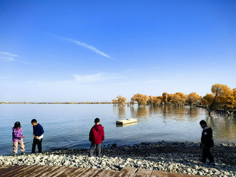 孩子们在沙雁洲景区嬉戏玩耍(查燕荣 摄) 孩子们在沙雁洲景区嬉戏玩耍(查燕荣 摄)