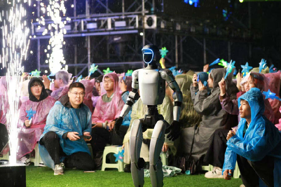 机器狗助阵晚会(靖苑 摄)