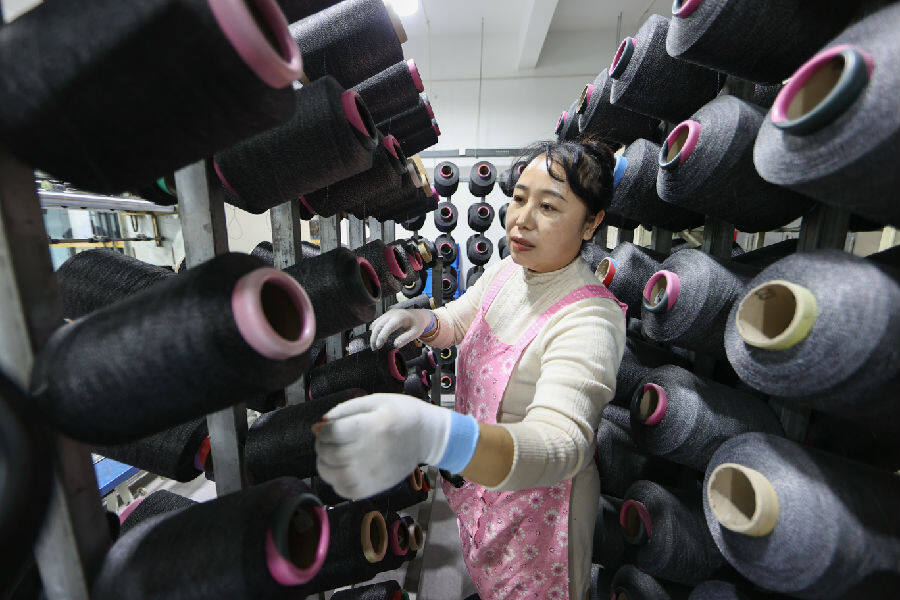2025年10月31日，工人在赣榆区厉庄镇一家防护用品企业的纺织生产线上工作。（司伟 摄）
