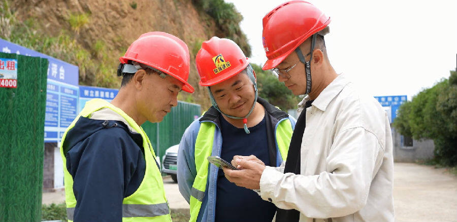 浙江荣瑞建设有限公司工作人员徐德志(右)正登录“农民工工资专用账户线上办理系统”(葛锦熙 摄) 浙江荣瑞建设有限公司工作人员徐德志(右)正登录“农民工工资专用账户线上办理系统”(葛锦熙 摄)