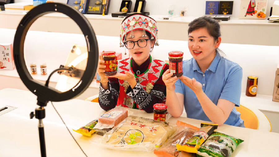 蒙自市局青年工作人员与零售客户直播当地农土特产品(李姝锦 摄) 蒙自市局青年工作人员与零售客户直播当地农土特产品(李姝锦 摄)