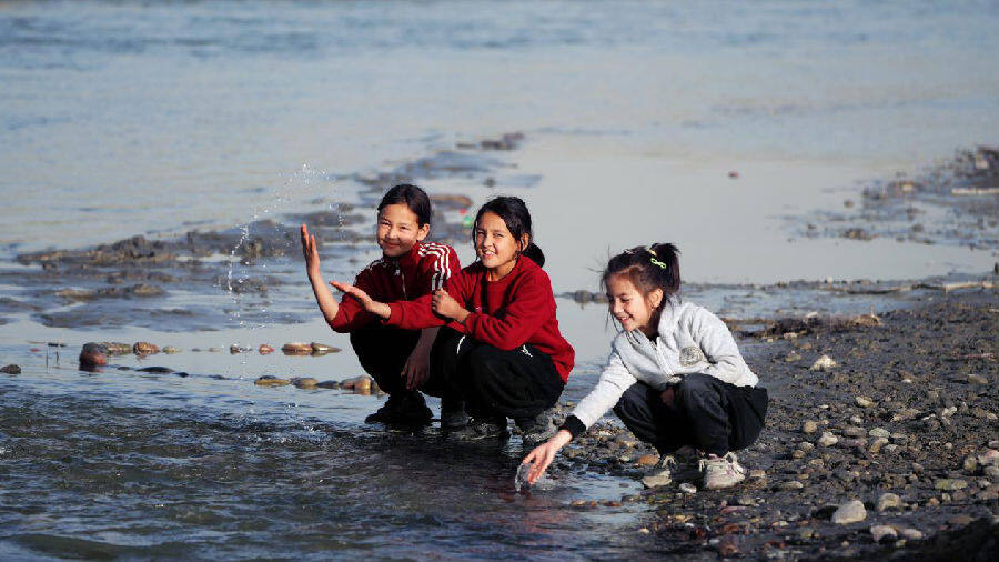 孩子们在温宿县恰格拉克乡喀拉都维村库玛拉克河畔嬉戏玩水(赵新昌 摄) 孩子们在温宿县恰格拉克乡喀拉都维村库玛拉克河畔嬉戏玩水(赵新昌 摄)