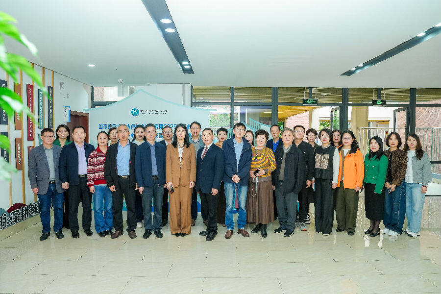 与会人员合影现场 (郭芳 摄) 与会人员合影现场 (郭芳 摄)