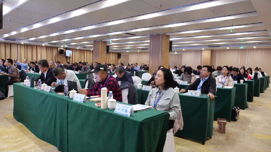 来自全国水利行业的专家学者、企业代表等齐聚一堂,共同探讨水利新质生产力赋能乡村振兴的新路径、新模式。(张鸿 摄) 来自全国水利行业的专家学者、企业代表等齐聚一堂,共同探讨水利新质生产力赋能乡村振兴的新路径、新模式。(张鸿 摄)